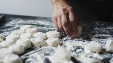 Kadın aşçı el ile kiraz ile dolma köfte sculpts