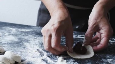 Kadın aşçı el ile kiraz ile dolma köfte sculpts