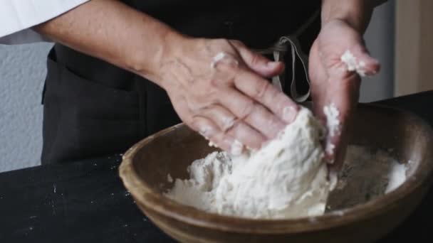 Пекарские руки смешивают тесто — стоковое видео