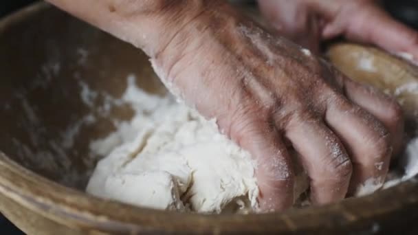 Baker mains pétrissant la pâte — Video