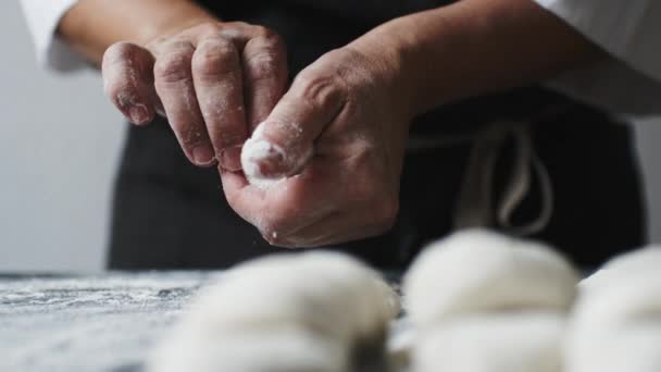 Kvinna cook skulpterar manuellt dumplings fyllda med körsbär — Stockvideo