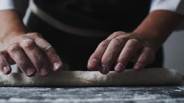 Frau rollt den Teig mit den Händen — Stockvideo