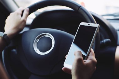 Arabada smartphone ekranında arayan kadın