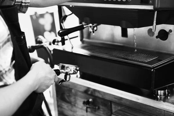 Duży ekspres do kawy w kawiarni ulicy — Zdjęcie stockowe