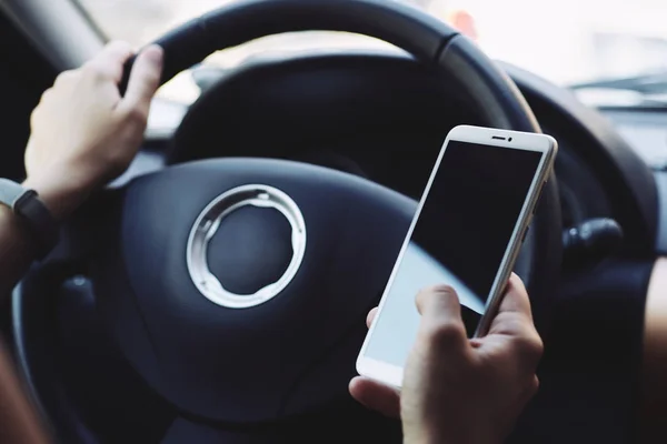 Mujer mirando la pantalla del smartphone en el coche — Foto de Stock