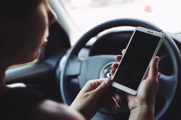 Жінка дивиться на екран смартфона в машині — стокове фото