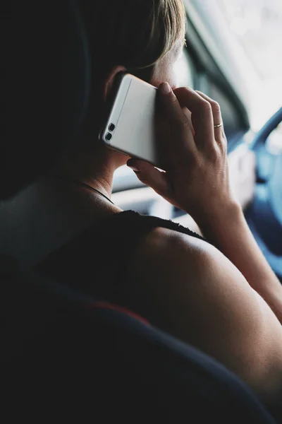 Mujer en el coche hablando por teléfono móvil mientras conduce — Foto de Stock