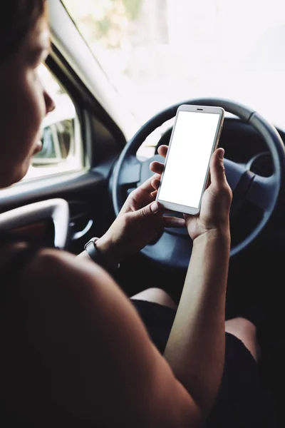 Mujer mirando la pantalla del smartphone en el coche — Foto de Stock