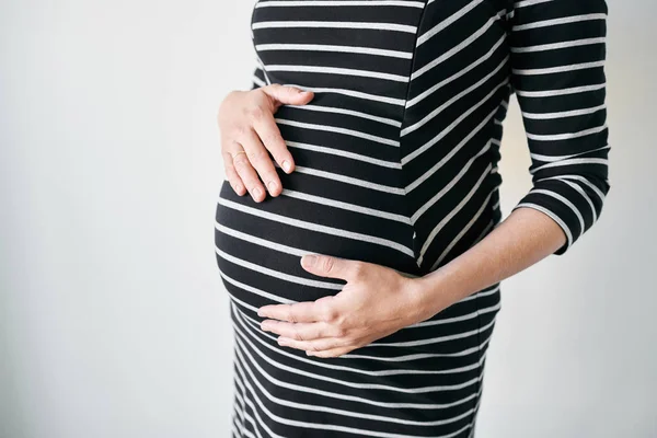 Wanita hamil dengan gaun bergaris — Stok Foto