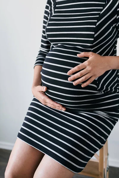 Mulher grávida em vestido listrado — Fotografia de Stock