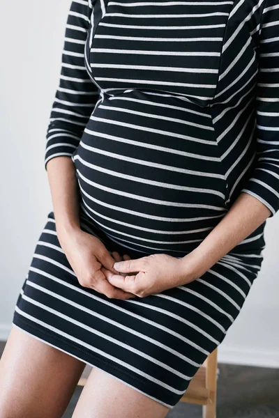 Schwangere im gestreiften Kleid — Stockfoto