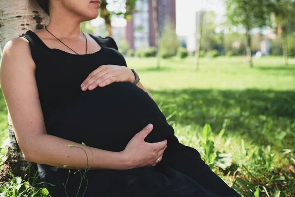 Mulher grávida em vestido preto — Fotografia de Stock