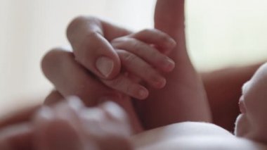Anne Bebek ellerini tutun