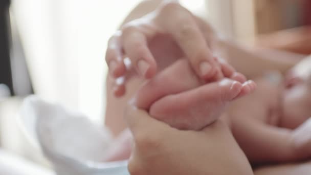 Madre sostenga sus pies de bebé — Vídeo de stock