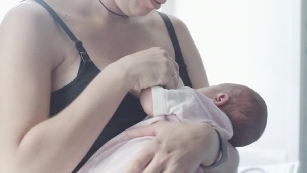 Borstvoeding moeder haar baby — Stockvideo