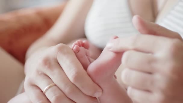 Madre sostenga sus pies de bebé — Vídeo de stock