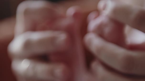 Mutter hält ihre Babyfüße — Stockvideo