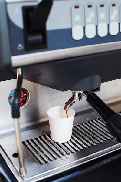 Duży ekspres do kawy w kawiarni ulicy — Zdjęcie stockowe