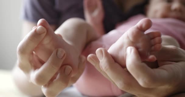 Mamá haciendo masaje de pies a su bebé recién nacido — Vídeo de stock