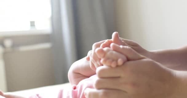 Mãe fazendo massagem nos pés para seu bebê recém-nascido — Vídeo de Stock