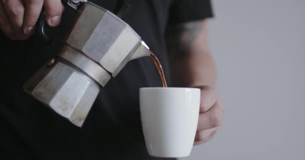 Man gieten koffie in Beker — Stockvideo