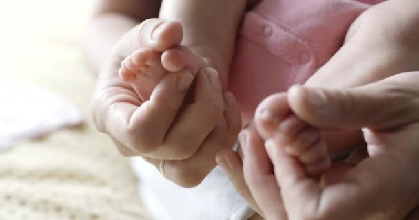 Mamá haciendo masaje de pies a su bebé recién nacido — Vídeo de stock