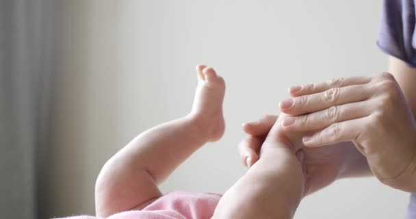 Yeni doğan bebeğinin ayak masajı yapıyor anne — Stok video