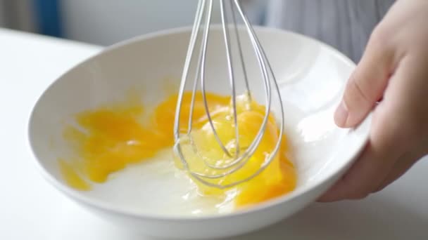 Kobieta przygotowanie domu omlet — Wideo stockowe