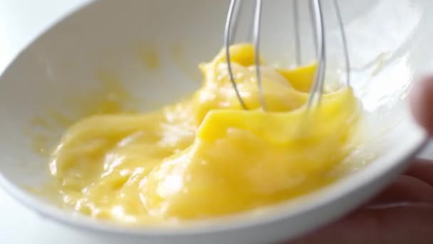 Kvinna förbereda hemlagad omelett — Stockvideo