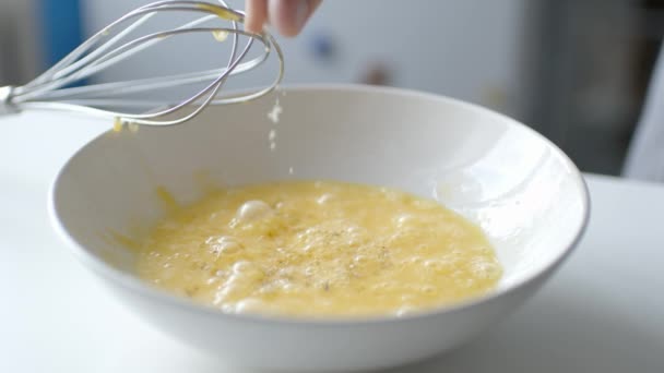 Woman preparing homemade omelette — Stock Video