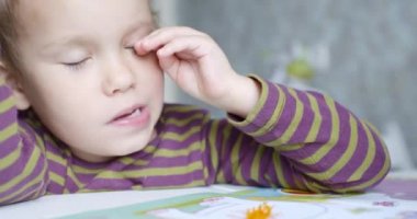 Albümde çizer dalgın bir yüz çocuk