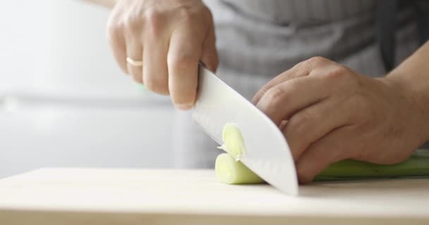 Prei Cook fijn hakken op houten bord — Stockvideo