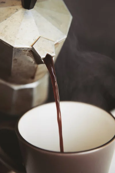Heißer Kaffee aus Mokkakaffeemaschine gegossen — Stockfoto