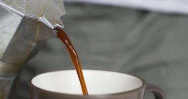 Sıcak kahve mokacoffee yapımcısı gelen dökülür