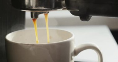 Taze kahve espresso makinesi boynuz akışının