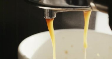 Taze kahve espresso makinesi boynuz akışının