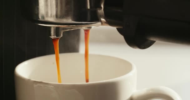 Flujo de café fresco de la bocina de la máquina de café expreso — Vídeos de Stock