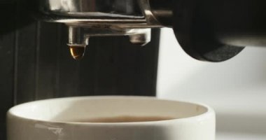 Taze kahve espresso makinesi boynuz akışının