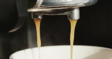 Taze kahve espresso makinesi boynuz akışının