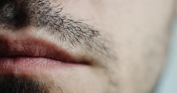 Мужчины короткие усы и губы крупным планом — стоковое видео