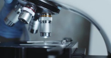 Mikroskopla metal objektif Laboratuvarı.