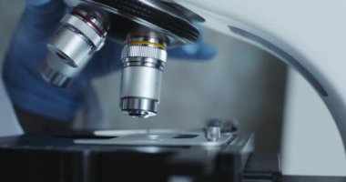 Mikroskopla metal objektif Laboratuvarı.