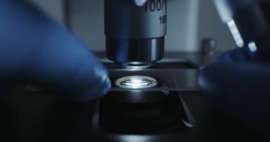 Mikroskopla metal objektif Laboratuvarı.