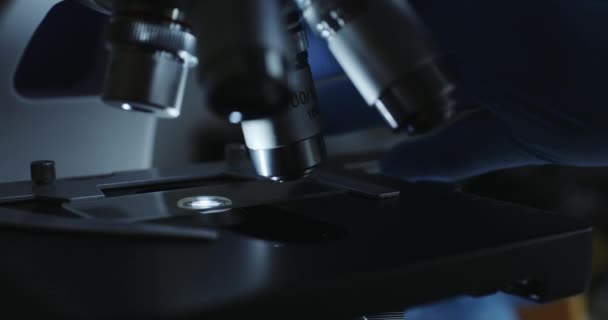 Mikroskop med metall lins på laboratorium. — Stockvideo
