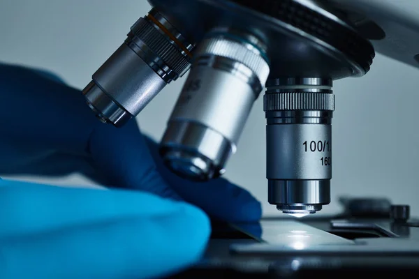 Científico manos con microscopio —  Fotos de Stock