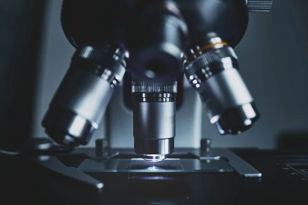 Microscopio moderno con lente metálica en laboratorio . —  Fotos de Stock
