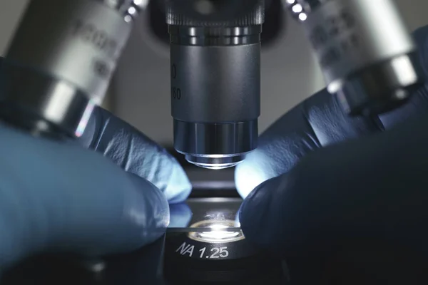 Mãos de cientista com microscópio — Fotografia de Stock