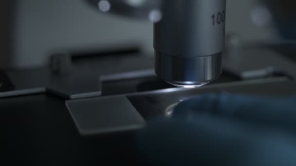 Microscopio con lente metálica en laboratorio . — Vídeo de stock