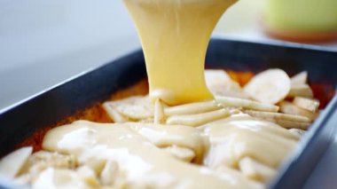 Kadın için ev yapımı elma pasta Hamur hazırlama