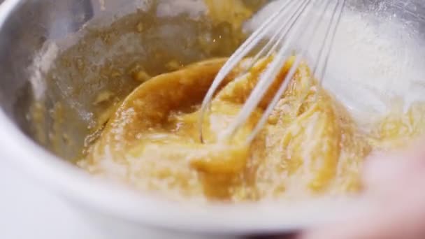 Mujer preparando masa para pastel de manzana casero — Vídeos de Stock